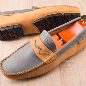 Chaussure Baladeuse – Clarks en Daim Marron-gris